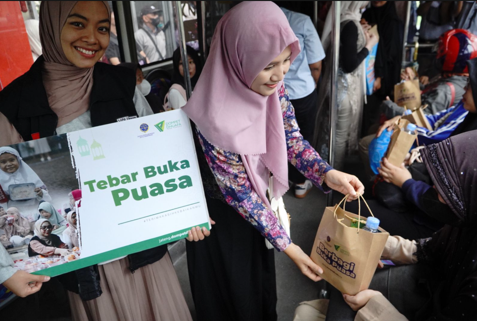tebar buka puasa di halte trans semarang oleh dompet dhuafa jawa tengah dengan dishub kota semarang