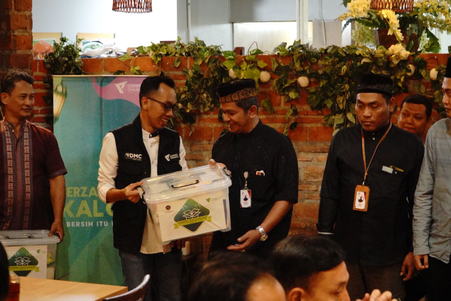 zaini tafrikhan pimpinan cabang dompet dhuafa jawa tengah memberikan parsel ramdan untuk supir tarns semarang