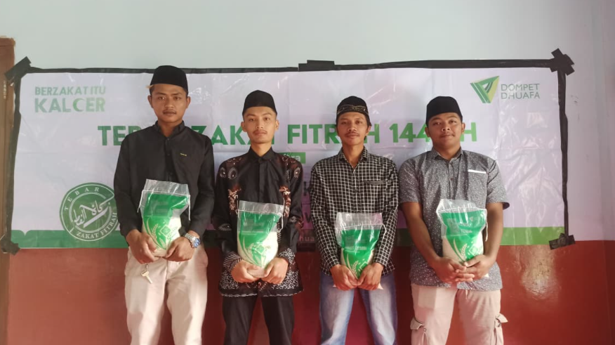 dompet dhuafa bagikan zakat fitrah di lereng gunung merbabu