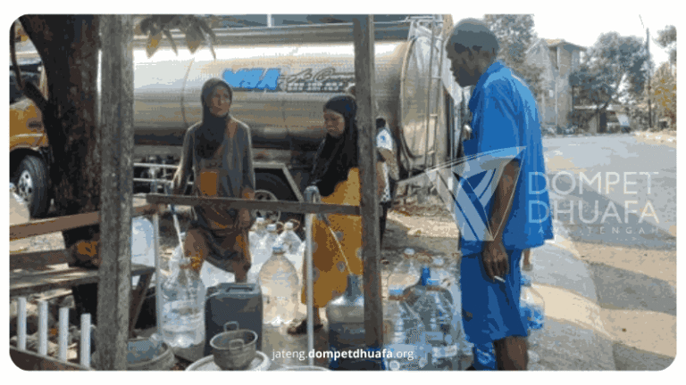 Dompet Dhuafa Jawa Tengah Salurkan 7.000 Liter Air Bersih untuk Warga Meteseh Semarang