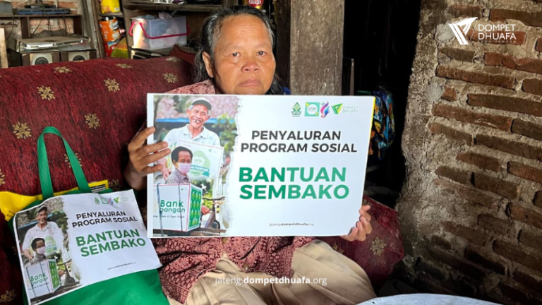 Dompet Dhuafa Jawa Tengah dan KKN MIT Posko 31 UIN Semarang Salurkan 21 Paket Sembako untuk Warga Dhuafa di Dusun Sraten