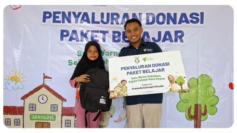 anak-anak senang menerima paket dari gramedia