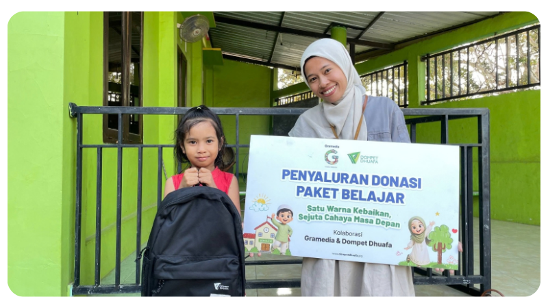 puluhan paket dibagikan gramedia bersama dompet dhuafa